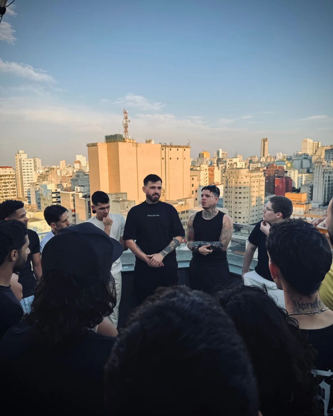 Conversa em grupo em um terraço com vista para a cidade